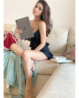 Mouni Roy feet photo thumbnail