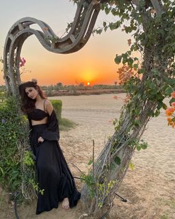 Mouni Roy feet photo thumbnail