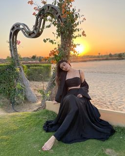 Mouni Roy feet photo thumbnail