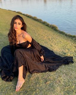 Mouni Roy feet photo thumbnail