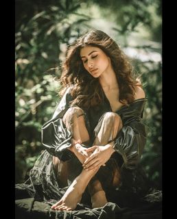 Mouni Roy feet photo thumbnail