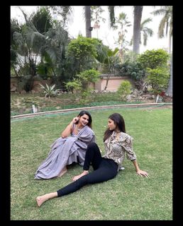 Mouni Roy feet photo thumbnail