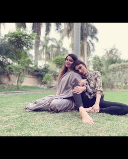 Mouni Roy feet photo thumbnail