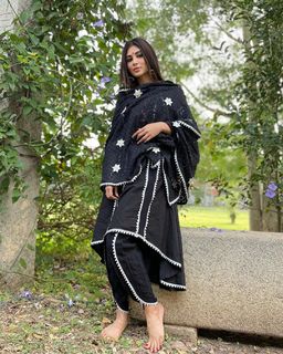 Mouni Roy feet photo thumbnail