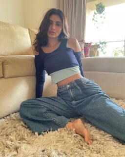 Mouni Roy feet photo thumbnail