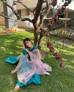 Mouni Roy feet photo thumbnail