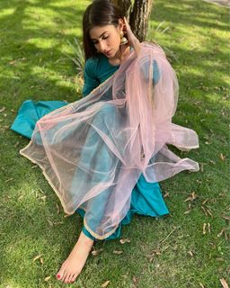 Mouni Roy feet photo thumbnail
