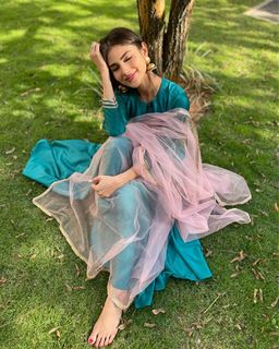 Mouni Roy feet photo thumbnail