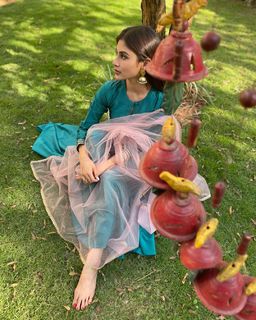 Mouni Roy feet photo thumbnail