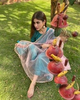 Mouni Roy feet photo thumbnail