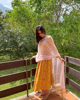Mouni Roy feet photo thumbnail
