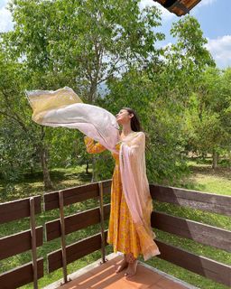 Mouni Roy feet photo thumbnail