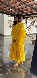 Mouni Roy feet photo thumbnail