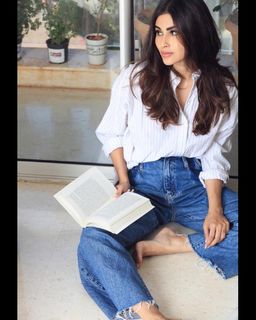 Mouni Roy feet photo thumbnail