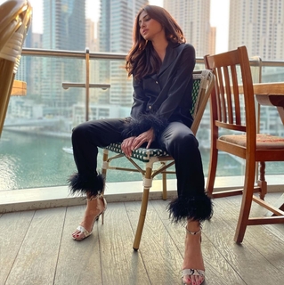 Mouni Roy feet photo thumbnail