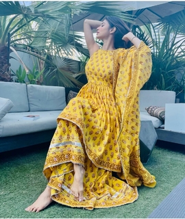 Mouni Roy feet photo thumbnail