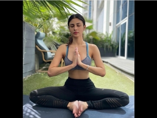 Mouni Roy feet photo thumbnail