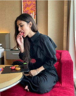 Mouni Roy feet photo thumbnail