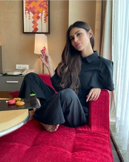 Mouni Roy feet photo thumbnail