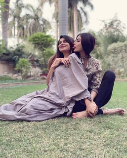 Mouni Roy feet photo thumbnail