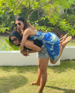 Mouni Roy feet photo thumbnail