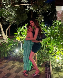Mouni Roy feet photo thumbnail