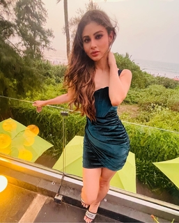 Mouni Roy feet photo thumbnail