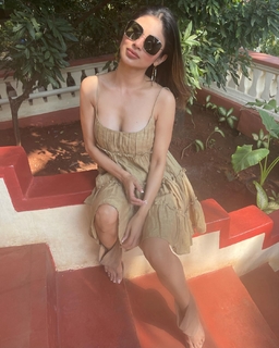 Mouni Roy feet photo thumbnail