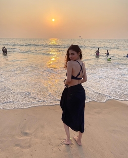 Mouni Roy feet photo thumbnail