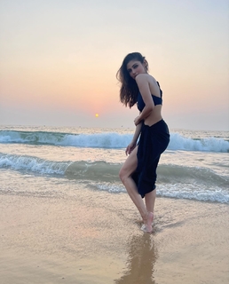 Mouni Roy feet photo thumbnail