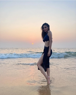 Mouni Roy feet photo thumbnail