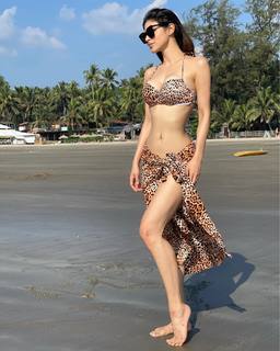 Mouni Roy feet photo thumbnail