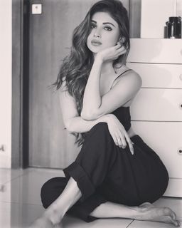 Mouni Roy feet photo thumbnail