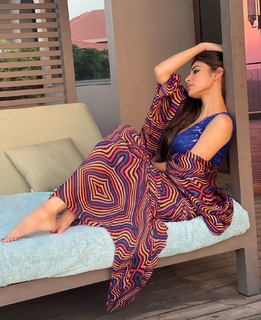 Mouni Roy feet photo thumbnail