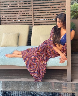 Mouni Roy feet photo thumbnail