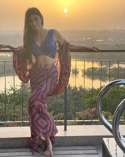 Mouni Roy feet photo thumbnail