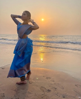 Mouni Roy feet photo thumbnail