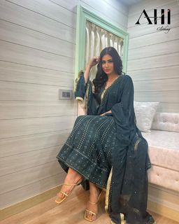 Mouni Roy feet photo thumbnail