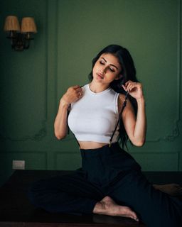 Mouni Roy feet photo thumbnail