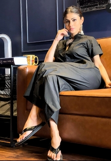 Mouni Roy feet photo thumbnail