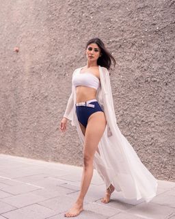 Mouni Roy feet photo thumbnail