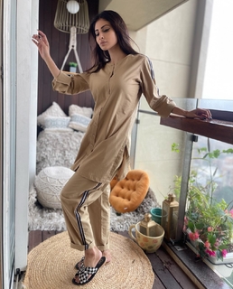 Mouni Roy feet photo thumbnail