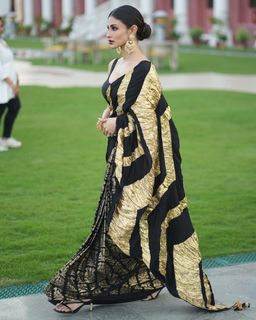 Mouni Roy feet photo thumbnail