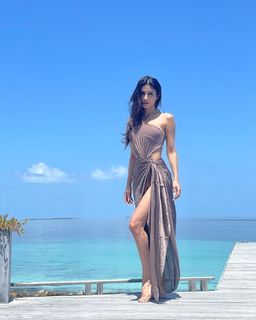 Mouni Roy feet photo thumbnail