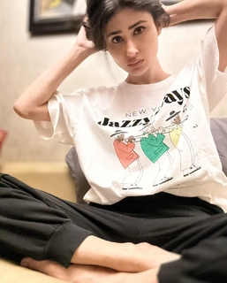 Mouni Roy feet photo thumbnail