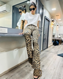 Mouni Roy feet photo thumbnail