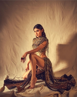 Mouni Roy feet photo thumbnail
