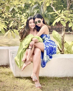 Mouni Roy feet photo thumbnail