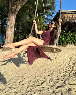 Mouni Roy feet photo thumbnail