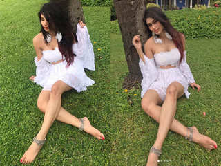 Mouni Roy feet photo thumbnail